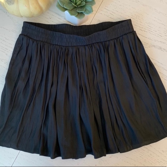 BCBGMAXAZRIA “Sheena” Skirt
Size S - Picture 2 of 4